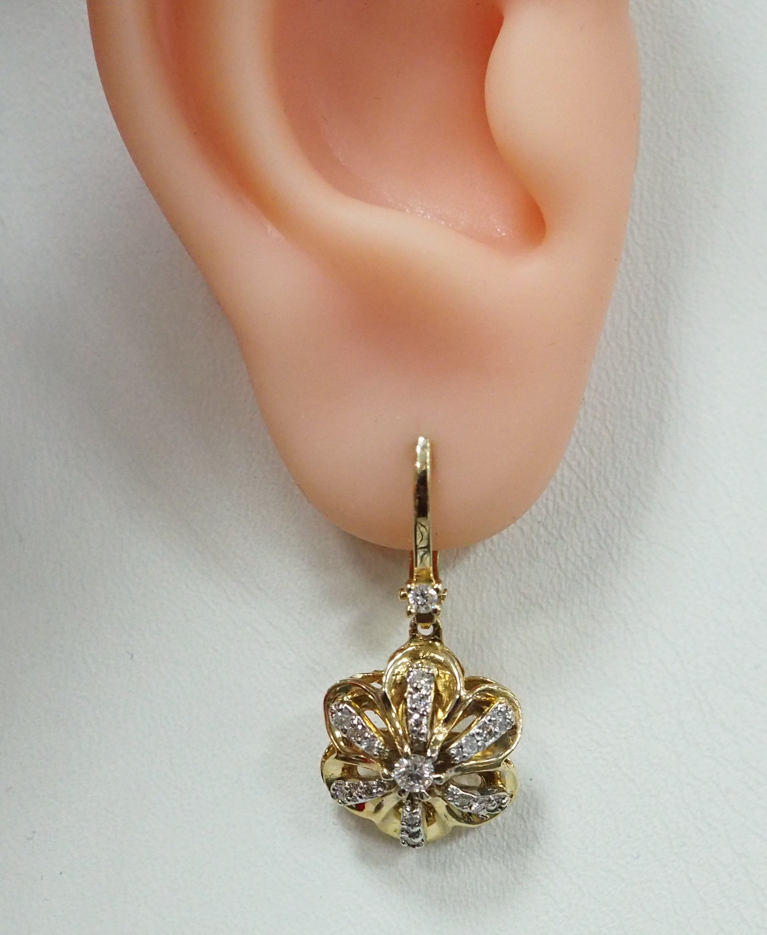 Серьги из комбинированного золота с бриллиантами "Цветы"